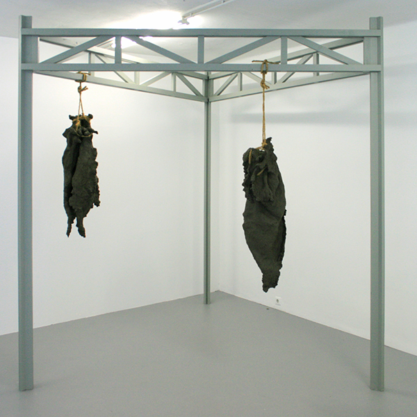 Maartje Korstanje - Untitled - Gebakken klei, touw en houten stellage