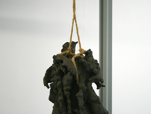 Maartje Korstanje - Untitled - Gebakken klei, touw en houten stellage (detail)