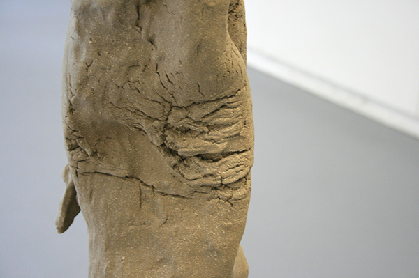 Maartje Korstanje - Untitled - Gebakken klei, touw en houten stellage (detail)