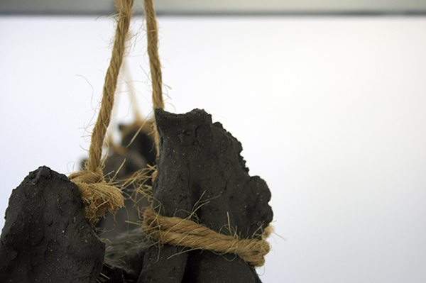 Maartje Korstanje - Untitled - Gebakken klei, touw en houten stellage (detail)