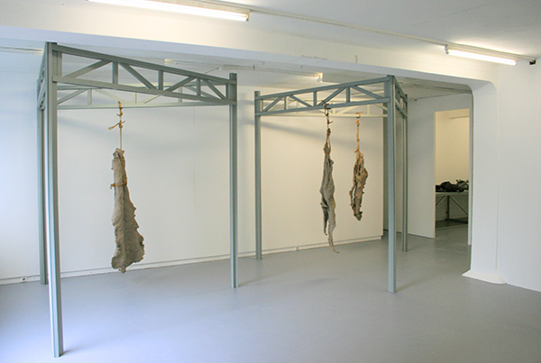 Maartje Korstanje - Untitled - Gebakken klei, touw en houten stellage