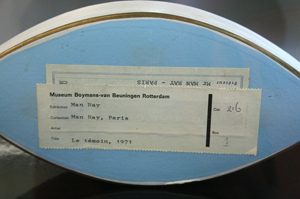 Man Ray - Le Temoin (The Witness) - Karton, MDF, lakverf en glas (detail)