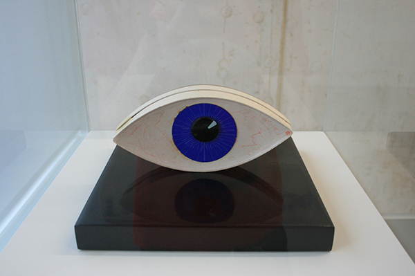 Man Ray - Le Temoin (The Witness) - Karton, MDF, lakverf en glas