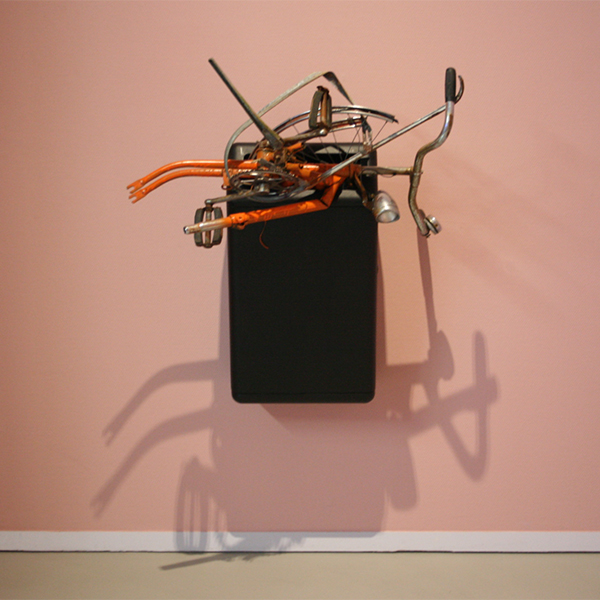 Marc Bijl - Compositie met fiets en afvalbak Marc Bijl - Compositie met fiets en afvalbak