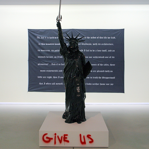 Marc Bijl - Freedom - Polyester vrijheidsbeeldm teer, patches verf, spuibus en hout Marc Bijl - Freedom - Polyester vrijheidsbeeldm teer, patches verf, spuibus en hout