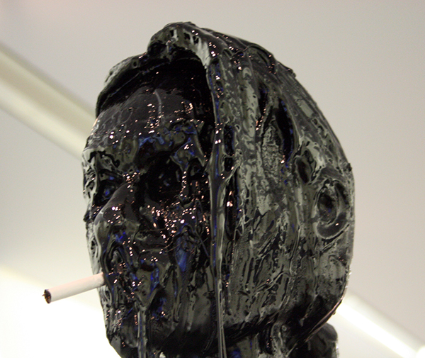 Marc Bijl - La revolutionaire sieme noi - Polyester Lara Croft en teer (detail) Marc Bijl - La revolutionaire sieme noi - Polyester Lara Croft en teer (detail)