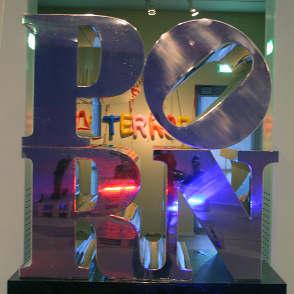 Marc Bijl - PORN - Spuitbus op muur & RVS, spuitbus, expoxyhars, teer verf en hout Marc Bijl - PORN - Spuitbus op muur & RVS, spuitbus, expoxyhars, teer verf en hout