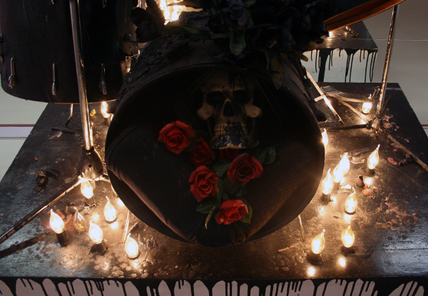 Marc Bijl - Teenage Kicks - Drumstel met lampjes, kaarsvet, plastic bloemen, schedel en spuitbus (detail) Marc Bijl - Teenage Kicks - Drumstel met lampjes, kaarsvet, plastic bloemen, schedel en spuitbus (detail)