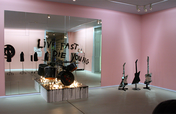 Marc Bijl - Teenage Kicks - Drumstel met lampjes, kaarsvet, plastic bloemen, schedel en spuitbus Marc Bijl - Teenage Kicks - Drumstel met lampjes, kaarsvet, plastic bloemen, schedel en spuitbus