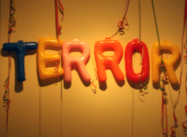 Marc Bijl - The Party is Over - Opblaasballonnen en serpentines Marc Bijl - The Party is Over - Opblaasballonnen en serpentines