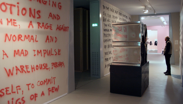 Marc Bijl - Untitled & PORN - Spuitbus op muur & RVS, spuitbus, expoxyhars, teer verf en hout Marc Bijl - Untitled & PORN - Spuitbus op muur & RVS, spuitbus, expoxyhars, teer verf en hout