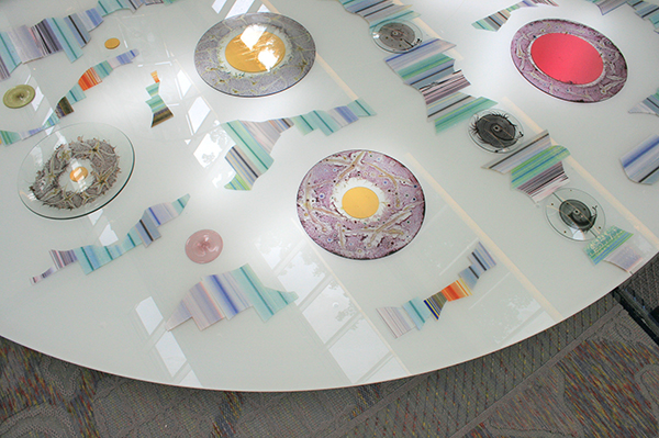 Marc Mulders - Let the Dessert Bloom & The Persian Garden - Geweven kleden en met emailleverf beschilderde schalen. (detail)