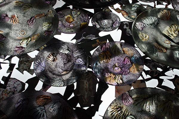 Marc Mulders - Roosvenster installtie - Glas en emailleverf, collage knipself op gehard glas en licht (detail) Marc Mulders - Roosvenster installtie - Glas en emailleverf, collage knipself op gehard glas en licht (detail)