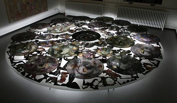 Marc Mulders - Roosvenster installtie - Glas en emailleverf, collage knipself op gehard glas en licht Marc Mulders - Roosvenster installtie - Glas en emailleverf, collage knipself op gehard glas en licht