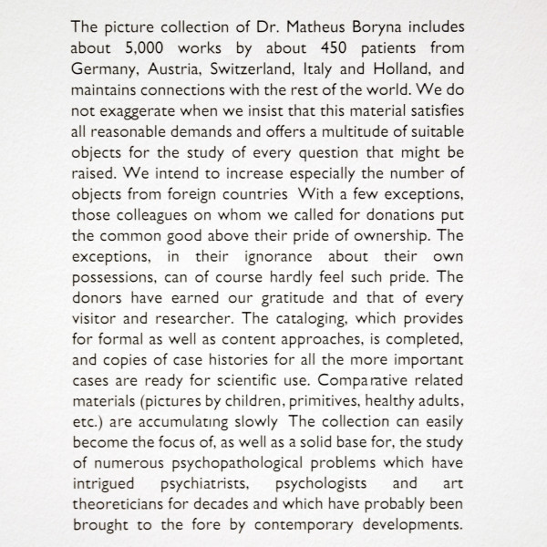 Marcel van Eeden - Sammlung Boryna - Installatie van 66 werken op papier en 2 sculpturen (belettering uiterst links)