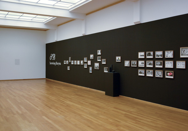 Marcel van Eeden - Sammlung Boryna - Installatie van 66 werken op papier en 2 sculpturen (overzicht links)