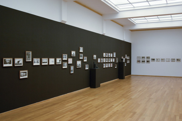 Marcel van Eeden - Sammlung Boryna - Installatie van 66 werken op papier en 2 sculpturen (overzicht rechts)