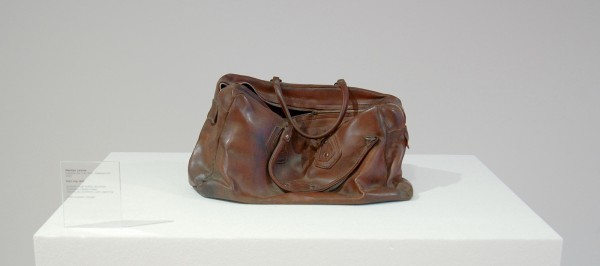 Marilyn Levine - Bob's Bag - Keramiek, Eclair sluiting, aluminium, klinknagels en metalen ringen, 1982