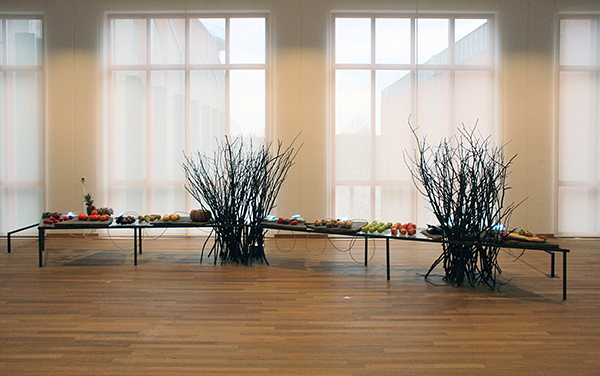 Mario Merz - La Nature e l'Arte del Numero - Metaal, natuursteen, klei, neonbuis, takkenbossen, groente en fruit 1976