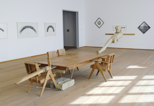 Mark Manders - Mind Study - Hout, beschilderde epoxy, beschilderd keramiek, beschilderd canvas en ijzer 2010-2011