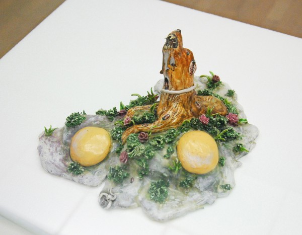 Marlene Mocquet - Eggs on floral dish - Geglazuurd porselein, 2013