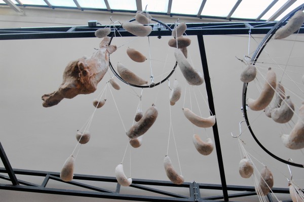 Maroesjka Verhagen - Overvloed - Metaal, vleeshaken, papier-mache, panty's, zoutdeeg en boetseerwas