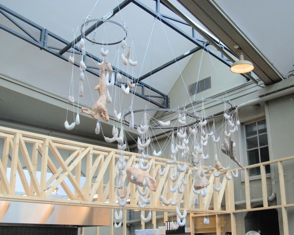 Maroesjka Verhagen - Overvloed - Metaal, vleeshaken, papier-mache, panty's, zoutdeeg en boetseerwas