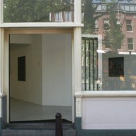 Geen idee wanneer het is uitgevonden, maar rasters bestaan al eeuwen. Een repetitie van vormen creëert al snel een meditatief beeld, herhaling. Onlangs stond hier nog de tekst Grids die een lijn [&hellip;]