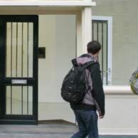 Het duiden van het werk van Navid Nuur (1976) is onbegonnen werk. En daar zit hem direct ook de clue in zekere zin. Waaraan ontleed een object zijn betekenis lijkt [&hellip;]