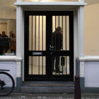 Het tonen van drie werken is naar mijn idee heb absolute minimum om een beeld te krijgen van waar de kunstenaar zich toe verhoudt. Een uitzondering zijn filmwerken (die immers [&hellip;]