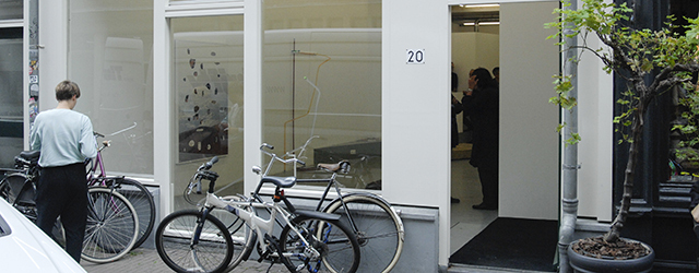 Nu zelfs frisdrank in uitgerekte reageerbuizen, in combinatie met wat aarde op een stuk piepschuim gelijmd kunst is, kun je je afvragen in hoeverre je het begrip van een kunstvoorwerp [&hellip;]