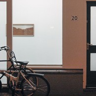 Janis Rafa (1984) laat bij haar tentoonstelling slechts een handvol werken zien, waarvan twee twee-luiken. Het eerste werk is een bak met tuinaarde, het tweede een flinke hoeveelheid kogelhulzen, het derde [&hellip;]