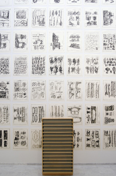 Matt Mullican - Untitled (New Edinburgh Encyclopedia Project) - 449 Oliestift tekeningen op papier in 16 dozen in houten kabinet