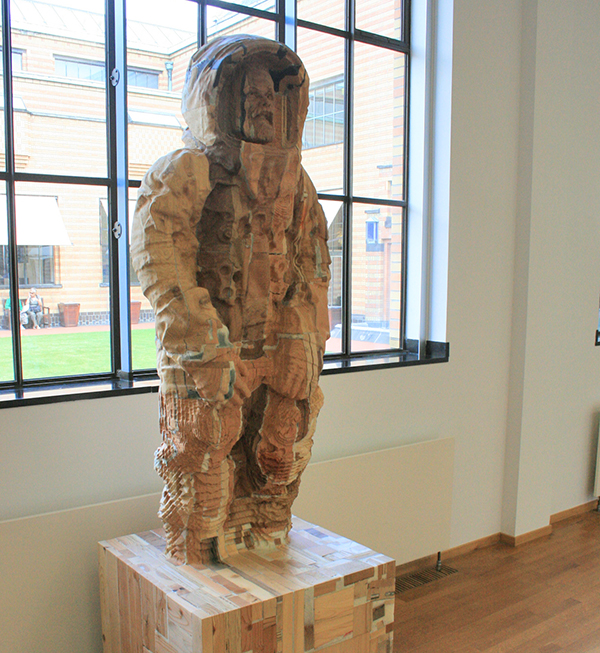 Matthew Day Jackson - Lumpenprletariat (Alive) - Hout, kunsthard en plastic