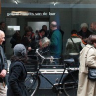 Alex de Vries kwam tijdens de rondgang langs 8 Haagse galeries met een goed punt. Tegenwoordig bellen we iemand op, en het eerste wat we vragen is “waar ben je?”. [&hellip;]