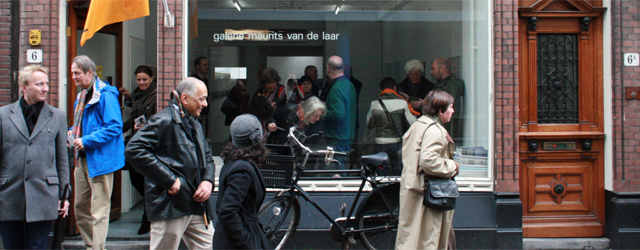 Alex de Vries kwam tijdens de rondgang langs 8 Haagse galeries met een goed punt. Tegenwoordig bellen we iemand op, en het eerste wat we vragen is “waar ben je?”. [&hellip;]