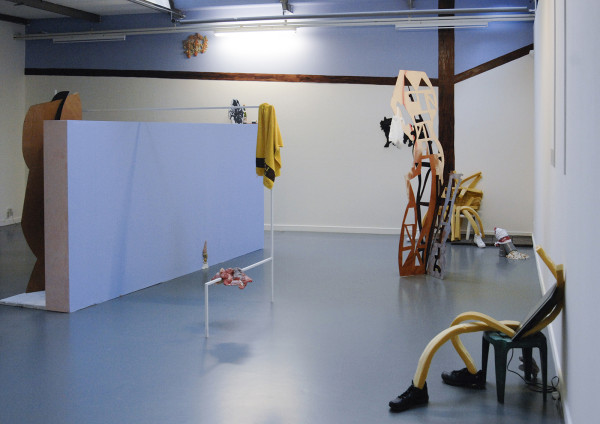 Micha Zweifel - I know you hate the talk, And even more the personal addres, Proximity is not what you strive for; it's rather something like mutual disagreement, We both know that the romantic idyll is an idea of the past, pi - Mixed media insallatie