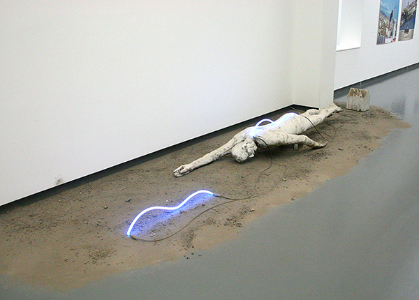 Miroslaw Balka - River - Beschilderd jute. neonbuis, as en hout