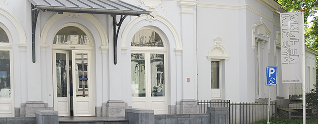 Alle kunst is in zekere zin politiek ideologisch beladen in zoverre dat het een uitspraak doet over een goed kunstwerk of een slecht kunstwerk, met alle connotaties die er bij [&hellip;]