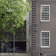 Realistische kunst is sinds ’45 verdacht en als conervatief en achterhaald beschouwd. Dat deze vooroordelen hardnekkig zijn blijkt alleen al uit het feit dat een nieuw museum het blijkbaar nodig [&hellip;]