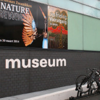 Het werk van Gijs Frieling (1966) moge inmiddels algemeen bekend zijn. In Museum het Valkhof schilderde hij (samen met assistenten natuurlijk) een flinke wandschildering met enkel de pigmenten Signaalrood, Chroomoxidegroen, [&hellip;]