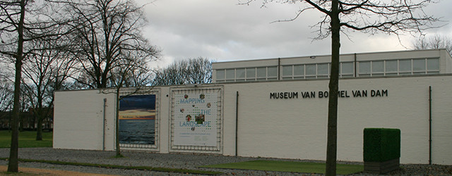 Acht Nederlandse en Duitse kunstenaars zijn gevraagd zich te laten inspireren door het landschap in en rond Venlo en opvallende eigenschappen op een verrassende manier in beeld te brengen. Dit [&hellip;]