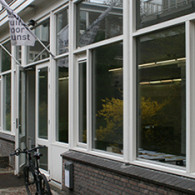 Als kritiek op de ‘Ja Natuurlijk! Hoe kunst de wereld redt’ tentoonstelling in het GEM had ik dat het thema gebruikt werd als een kapstok om vooral veel aan op [&hellip;]