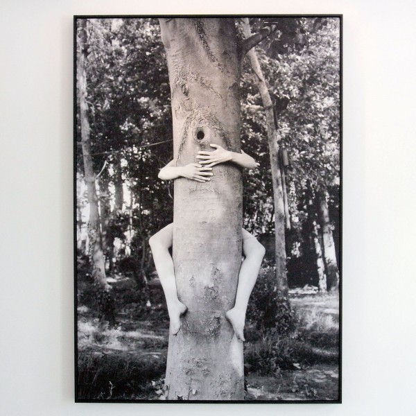 Nel Aerts - Boomhanger (zelfportret)- 120x175cm Fotoprint op dibond