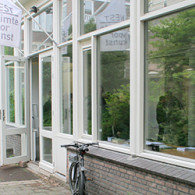 Kunst laat zichzelf nogal makkelijk in een ivoren toren opsluiten met ideeen als l’art pour l’art. Alsof het zichzelf buiten de bewoonde wereld kan plaatsen, totaal geen binding met de [&hellip;]