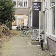 Kees Koomen was laatst bij Nest en zijn tekst duidt heel treffend zowel de kwaliteiten als de problemen van het werk van Izaak Zwartjes (1974). Sentimentaliteit en nostalgie zijn keywords [&hellip;]