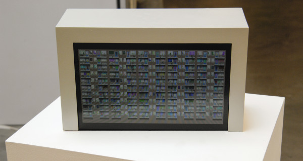 Nikki Koole - Procedural Flat Version 2 - Handmatig gecodeerde fostware, twee beeldschermen en sokkel