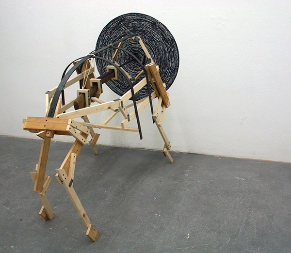 Niklas van Woerden - Zonder Titel - Everzwijn, hout, ijzer, touw, geweer en houtskool (I)