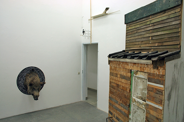 Niklas van Woerden - Zonder Titel - Everzwijn, hout, ijzer, touw, geweer en houtskool (II) & Frank Havermans - Kapkartofud#KPT - LM13 - Hout en karton & Stijn Bles - CRAP - Baksteen, golfplaat, dakpannen, ramen, deur en zo voorts