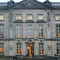 Trompe-l’oeil ofwel oogbedriegertjes, de ene nog realistischer dan de andere. Vaak wordt het heel knap gevonden als een schilder fotorealistisch kan schilderen, net iets interessanter wordt het als het net [&hellip;]